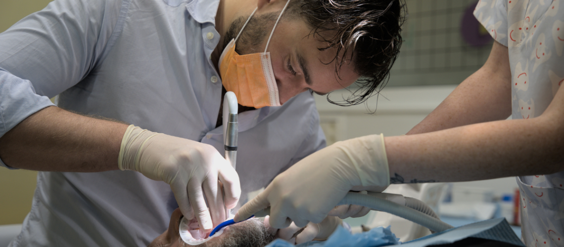 precio implante dental